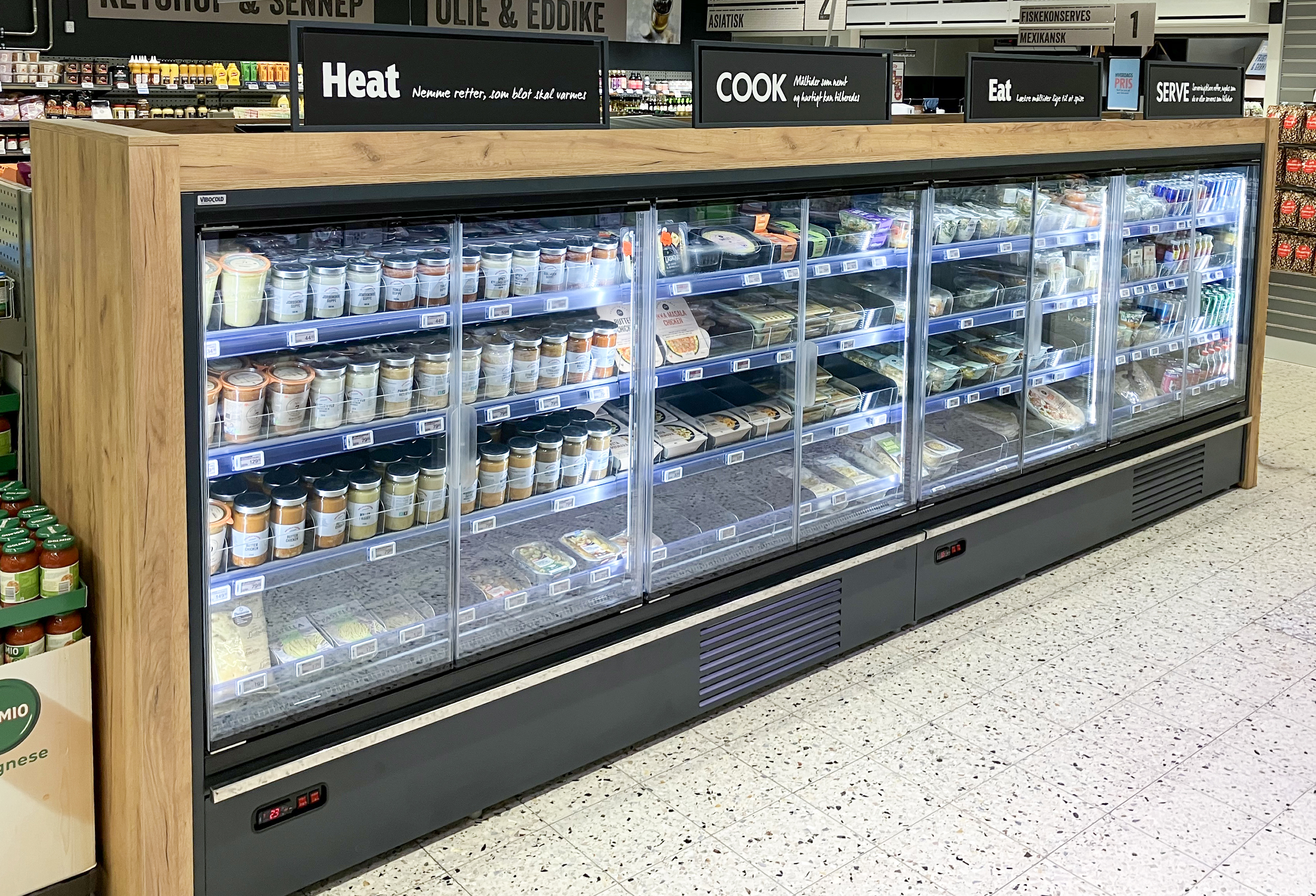 Compact 1310 mm convenience cooler 